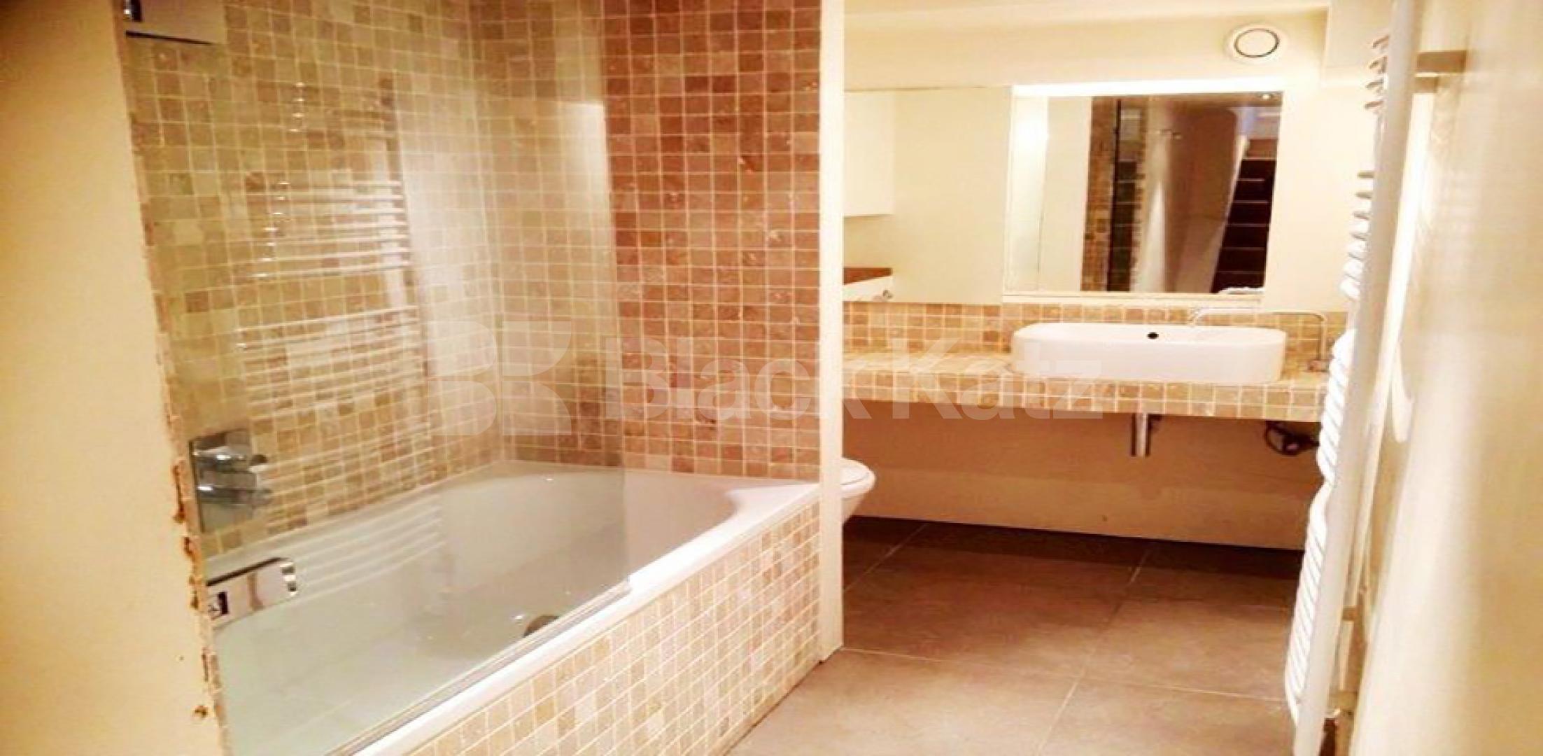 			UNDER OFFER , 2 Bedroom, 1 bath, 1 reception Ground Floor Flat			 Sandmere Road, Clapham North